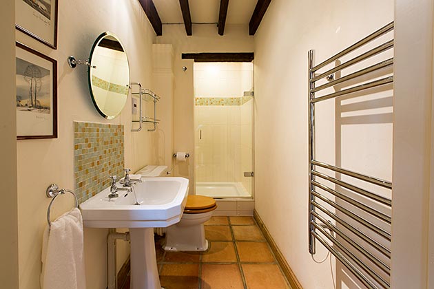 Rosedale Barn Cottage's shower room