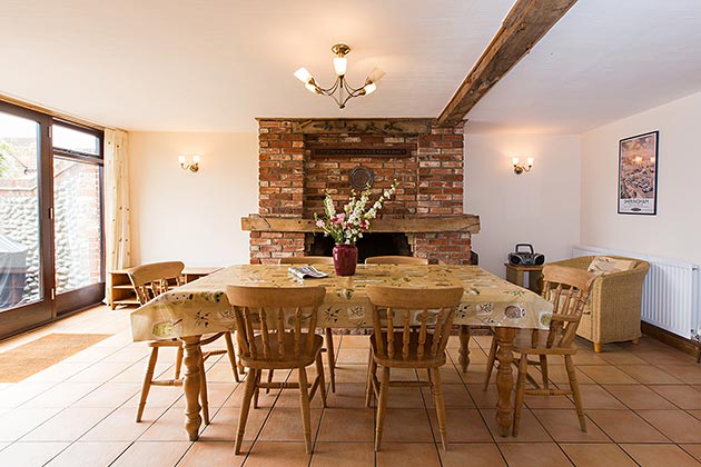 Flintstone Barn Cottage's dining room