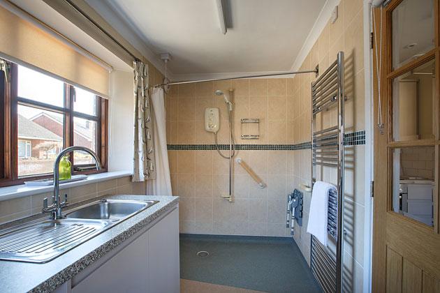 Narroogal Cottage's utility room with walk-in shower