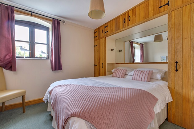 Lapwing Cottage's king-size bedroom