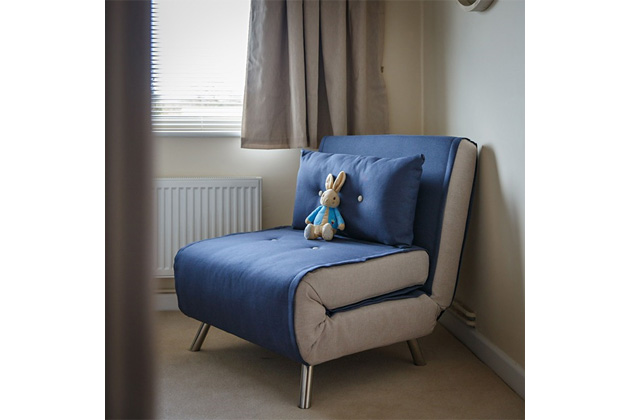 No. 21's single bedroom's bed chair