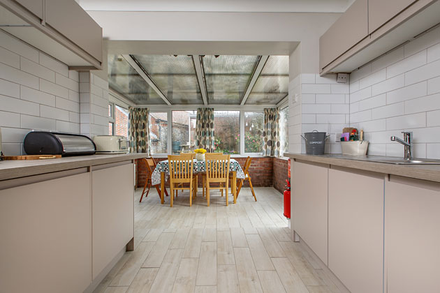 Pegedy's Cottage's kitchen/diner – view through kitchen into diner